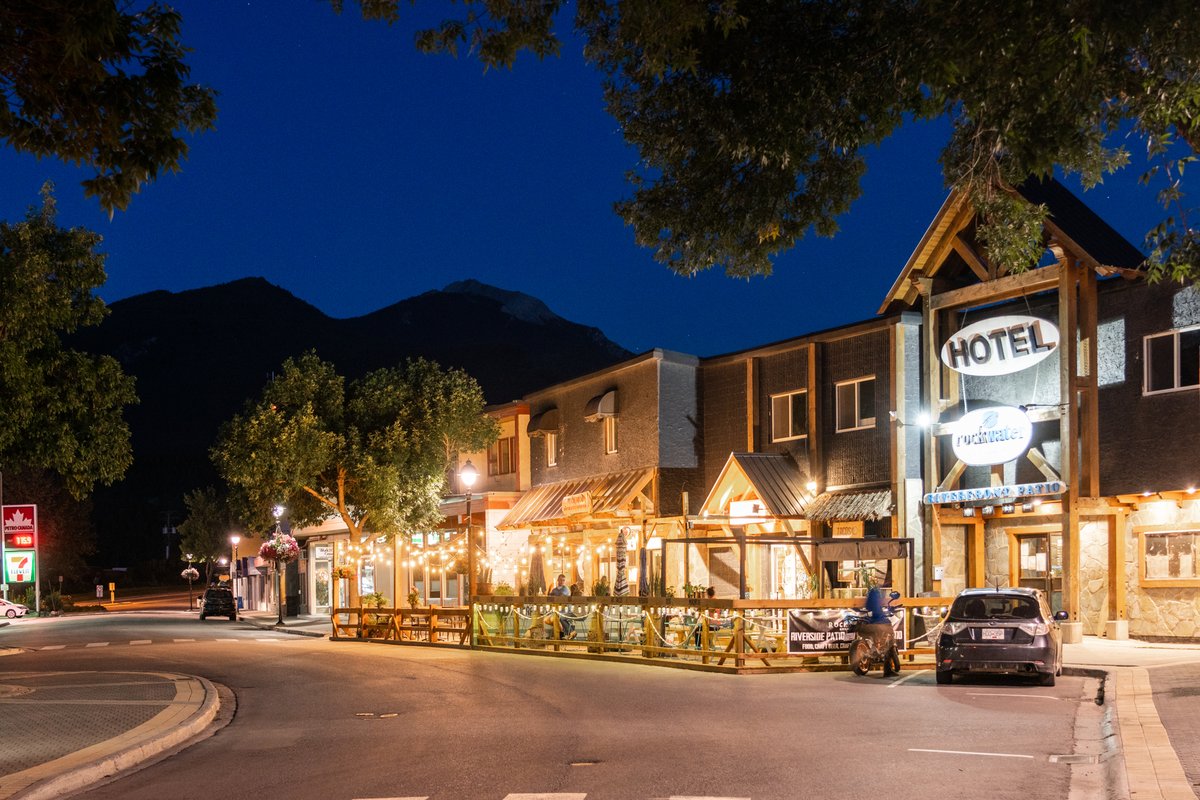 Find top-notch dining, shopping and more in downtown Golden. Photo by Kootenay Rockies Tourism/Mitch Winton.