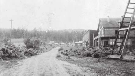 The original Osborne Bay Pub and Hotel on Joan Avenue, first built in 1902. Photo by the Royal BC Museum and BC Archives.